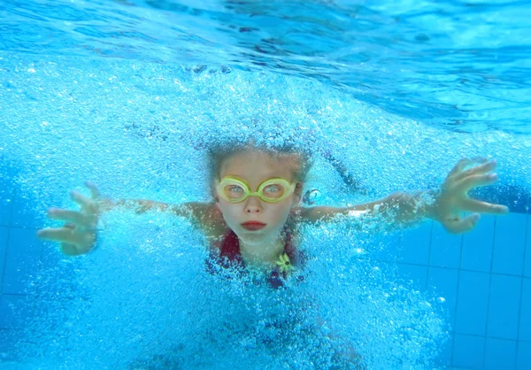 Kind dat onder water aan zwemt
