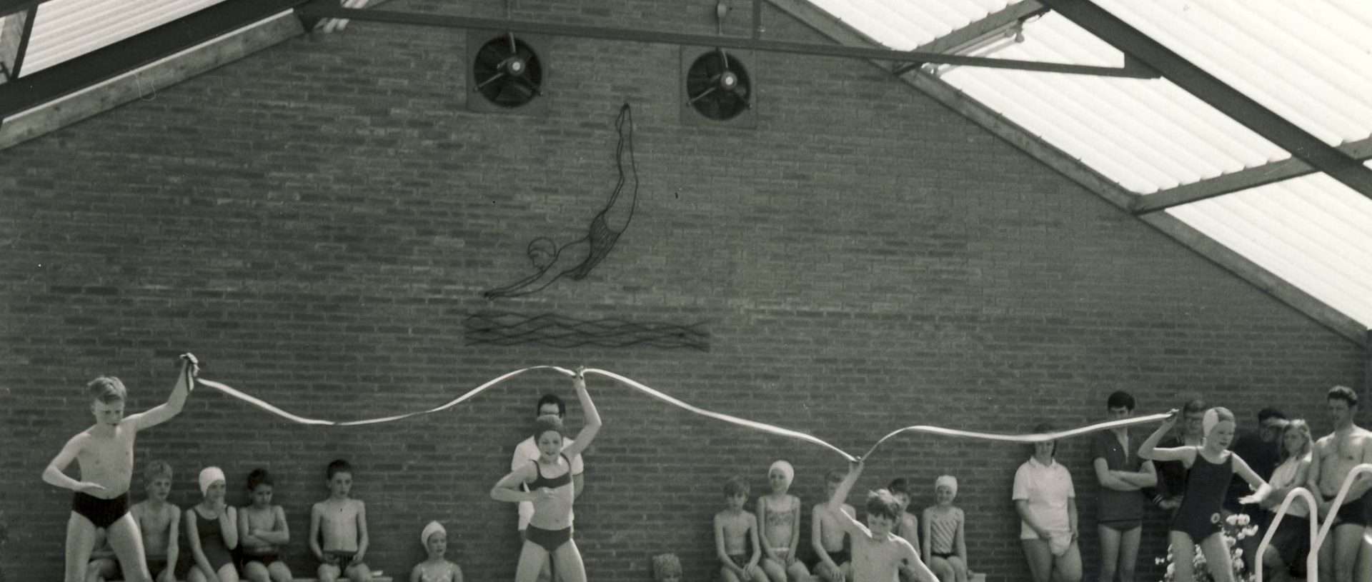Historische zwart-witfoto van kinderen in Zwembad Oosterbeek
