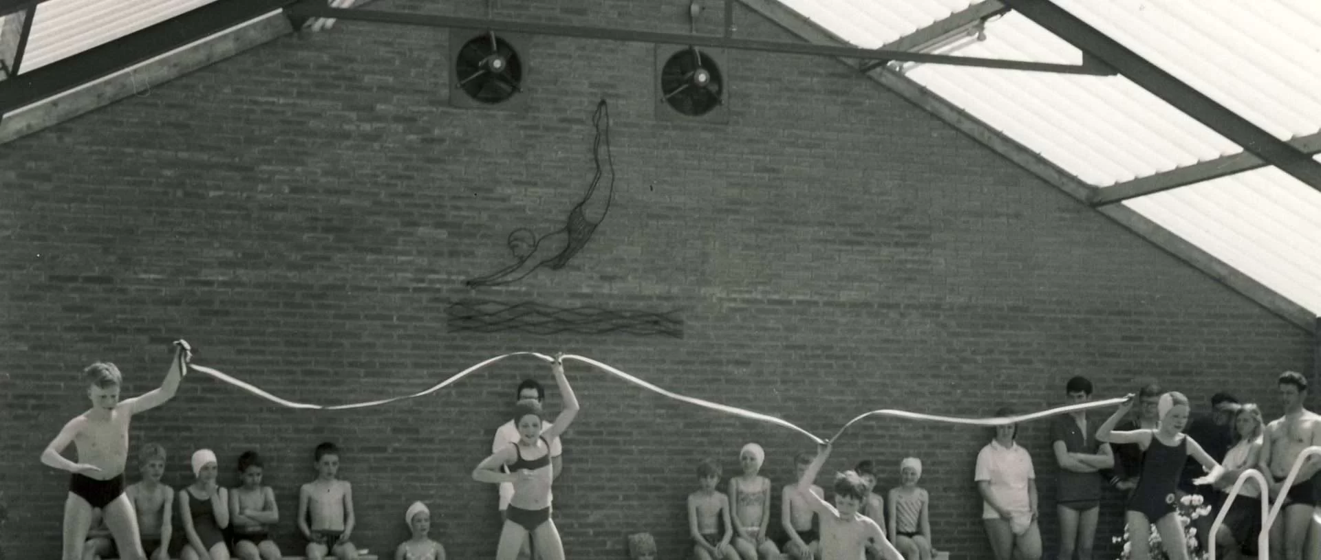 Historische zwart-witfoto van kinderen in Zwembad Oosterbeek