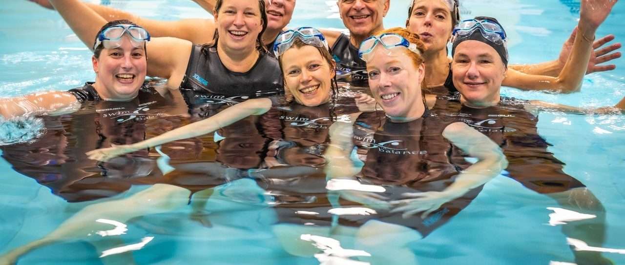 Deelnemers van aquasport samen in het water van Zwembad Oosterbeek